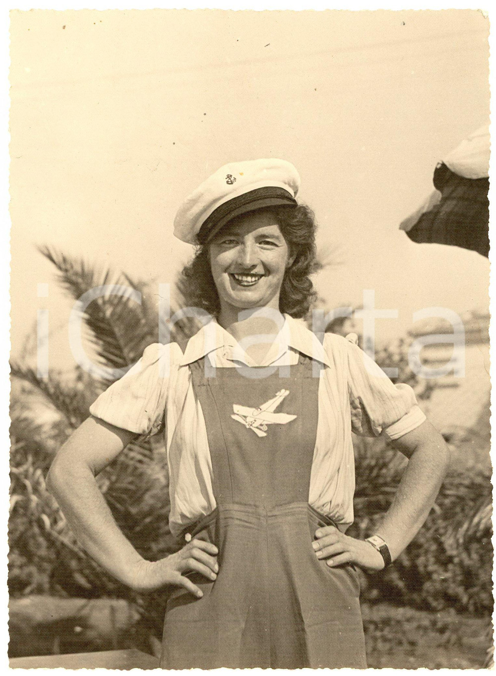 1942 LOVERE (BG) Donna con grembiule da aviatrice - Foto VINTAGE 12x17 cm Fotografia d'epoca, con data e luogo manoscritti al verso. GOOD/buono  Formato: 12x17 cm originale e autentica 1