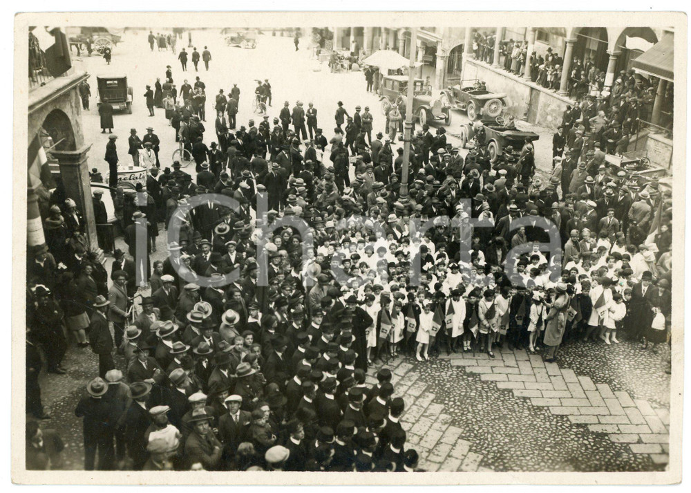 1940 ca COSTUME ITALIA Bambini con il tricolore in attesa di un evento - Foto  Fotografia d'epoca. GOOD/buono  Formato: 18x13 cm originale e autentica 1