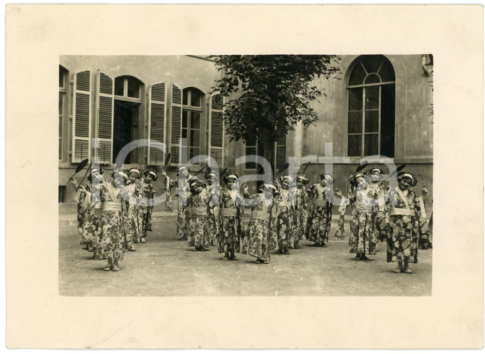 1950 ca COSTUME ITALIA Bambine in costume giapponese - Saggio scolastico - Foto  Fotografia d'epoca. POOR/danneggiato piccolo foro centrale Formato: 18x13 cm originale e autentica 1