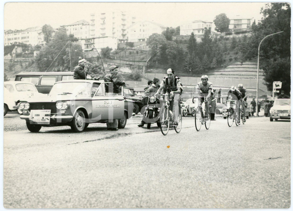 1963 CICLISMO - GIRO D'ITALIA - Una tappa - Foto 18x13 cm  Fotografia d'epoca. FAIR/discreto lievi smussature angolari, increspature e graffi Formato: 18x13 cm originale e autentica 1