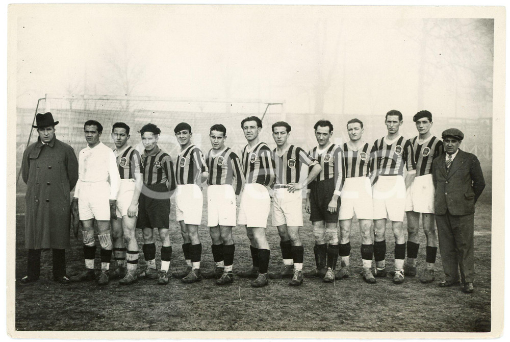 1932 TORINO - CALCIO - Squadra U.L.I.C. Dopolavoro FIAT - Foto 18x13 cm  Fotografia d'epoca, con didascalia al verso. FAIR/discreto lievi smussature angolari Formato: 18x13 cm originale e autentica 1