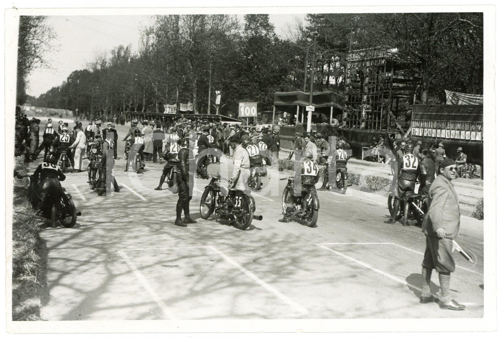 1937 TORINO V Circuito Motociclistico - Preparativi per la partenza - Foto  Fotografia d'epoca, con didascalia al verso e timbro.FOTOGRAFO: Piero Bettrone - Torino FAIR/discreto piegature angolari Formato: 18x13 cm originale e autentica 1