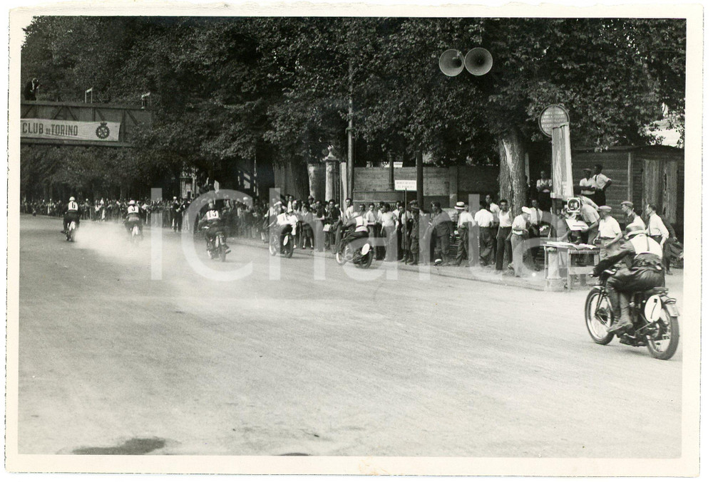 1937 TORINO V Circuito Motociclistico - Passaggio delle 500 al primo giro - Foto  Fotografia d'epoca, con didascalia al verso e timbro.FOTOGRAFO: Piero Bettrone - Torino GOOD/buono piegature angolar Formato: 18x13 cm originale e autentica 1