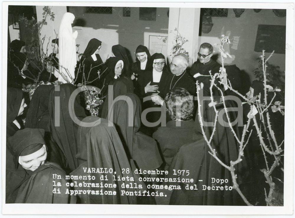 1975 VARALLO (VC) Istituto Suore Missionarie di Gesù - Mons. FRANZI (1) Foto  Fotografia d'epoca, scattata in occasione della consegna del decreto di Approvazione Pontificia. POOR/danneggiato piegature al lato destro Formato: 18x13 cm originale e autentica 1