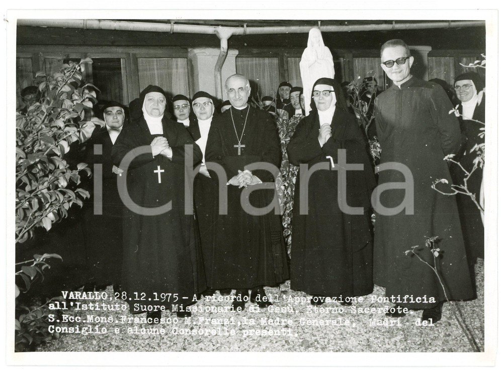 1975 VARALLO (VC) Istituto Suore Missionarie di GesÃ¹ - Mons. FRANZI (2) Foto  Fotografia d'epoca, scattata in occasione della consegna del decreto di Approvazione Pontificia. VERY POOR/gravemente danneggiato piegature evidenti al lato destro Formato: 18x13 cm originale e autentica 1