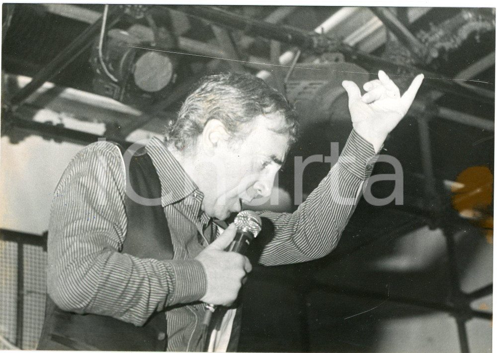 1970 ca CHIAVARI (GE) Festival musicale  Charles AZNAVOUR  Foto VINTAGE 18x12 cm Fotografia d'epoca, con data e luogo manoscritti al verso. POOR/danneggiato aloni e macchie Formato: 18x12 cm originale e autentica 1