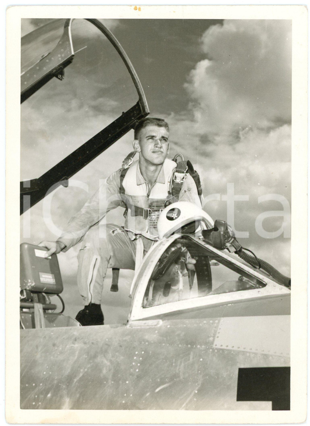 1950 ca ITALIA - US AIR FORCE - Ritratto di pilota - Foto VINTAGE 13x18 cm Fotografia seriale d'epoca, montata su cartoncino morbido.Margine telato a sinistra. FAIR/discreto minime piegature angolari e piccole macchie al lato superiore Formato: 13x18 cm originale e autentica 1