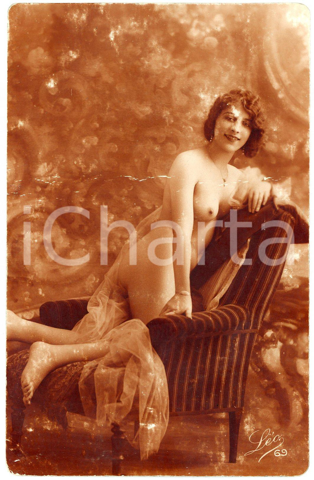 1910 VINTAGE EROTIC Nude girl sitting on an armchair (4) Carte postale FP NV  Cartolina d'epoca, non viaggiata. POOR/danneggiato Lievi smussature agli angoli, crepa orizzontale Formato: FP originale e autentica 1