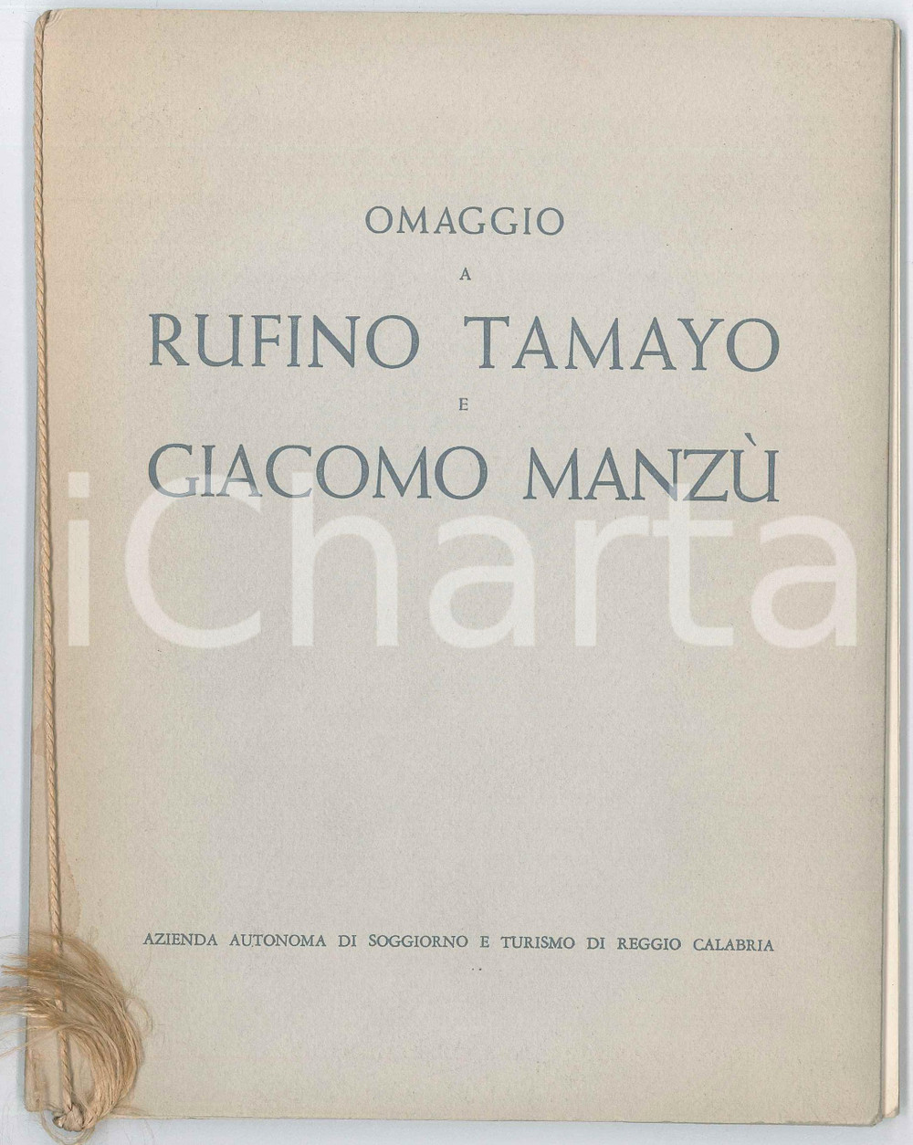 1970 REGGIO CALABRIA Omaggio a Renzo Tamayo e Giacomo ManzÃ¹ - Catalogo mostra Pubblicazione d'epoca, con copertina in cartoncino ad alette che reca 6 e 8 tavole a colori rispettivamente delle opere di Tamayo e Manz&ugrave;.Passamaneria originale.CONDIZIONI: F (piegatura al lato sinistro alle tavole di Manz&ugrave;; lievi macchie in copertina)FORMATO: 17x22 cmPAGINE: 4 + tavole    originale e autentica 1