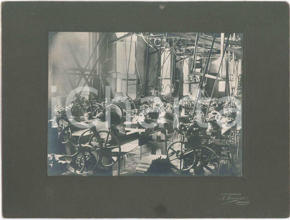 1920 ca OMEGNA Interno di stabilimento - Officina meccanica *Foto F. BRESCIA Fotografia d'epoca, montata su cartoncino rigido.FOTOGRAFO: F. Brescia - OmegnaFORMATO: 35x26 cmCONDIZIONI: G (minima macchia al cartoncino)    originale e autentica 1