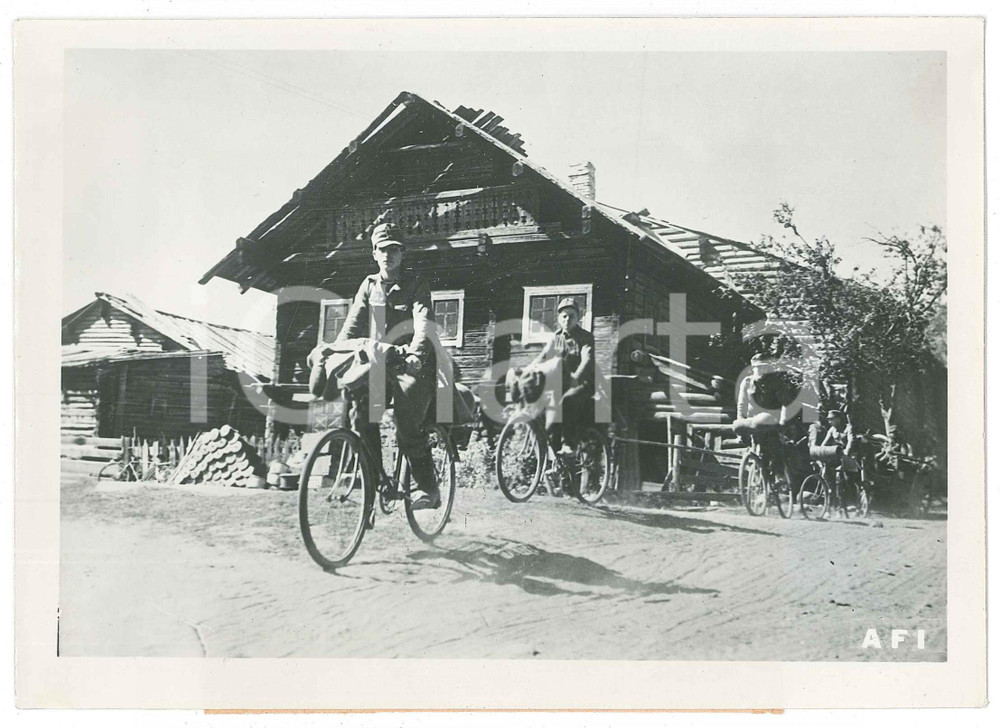 1941 WW2 CARELIA / FINLANDIA Soldati ciclisti in un villaggio - Foto 18x13 cm Fotografia originale d'epoca, con didascalia dattiloscritta al verso.CONDIZIONI: F (lieve piegatura angolare)FORMATO: 18x13 cm    originale e autentica 1