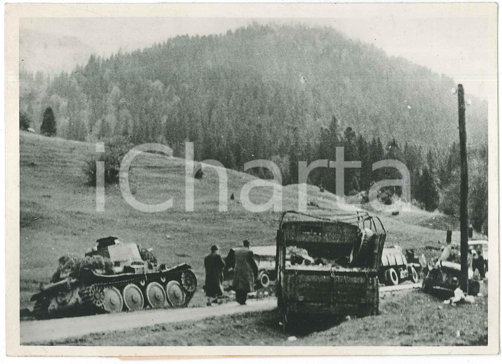 1944 WW2 SUD SLOVACCHIA Carri armati e camion abbandonati dagli insorti - Foto Fotografia originale d'epoca, con didascalia dattiloscritta.CONDIZIONI: F (difetti di stampa)FORMATO: 18x13 cm    originale e autentica 1