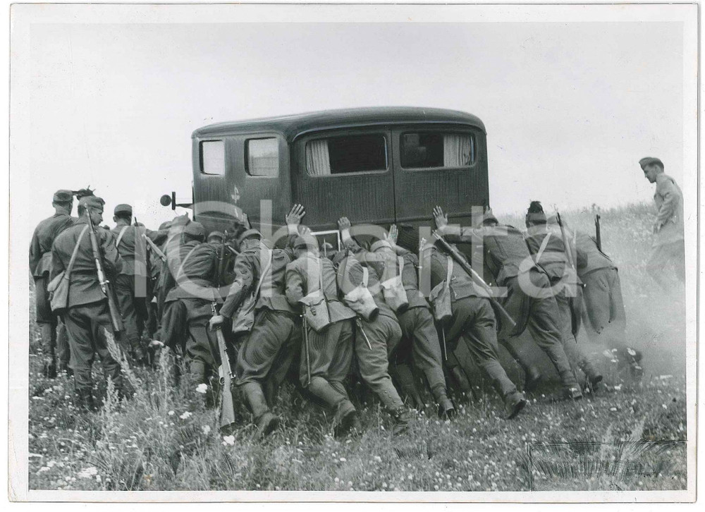 1942 WW2 FRONTE DEL DON Truppe ungheresi spingono automezzo in panne *Foto 18x13 Fotografia originale d'epoca, con didascalia manoscritta.CONDIZIONI: F (ritocchi manuali all'angolo inferiore destro; qualche fioritura al verso)FORMATO: 18x13 cm    originale e autentica 1