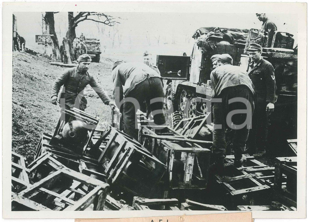 1944 WW2 FRONTE ORIENTALE Caricamento di granate su veicoli speciali - Foto Fotografia originale d'epoca, con didascalia dattiloscritta.CONDIZIONI: P (graffi al lato superiore e destro)FORMATO: 18x13 cm    originale e autentica 1