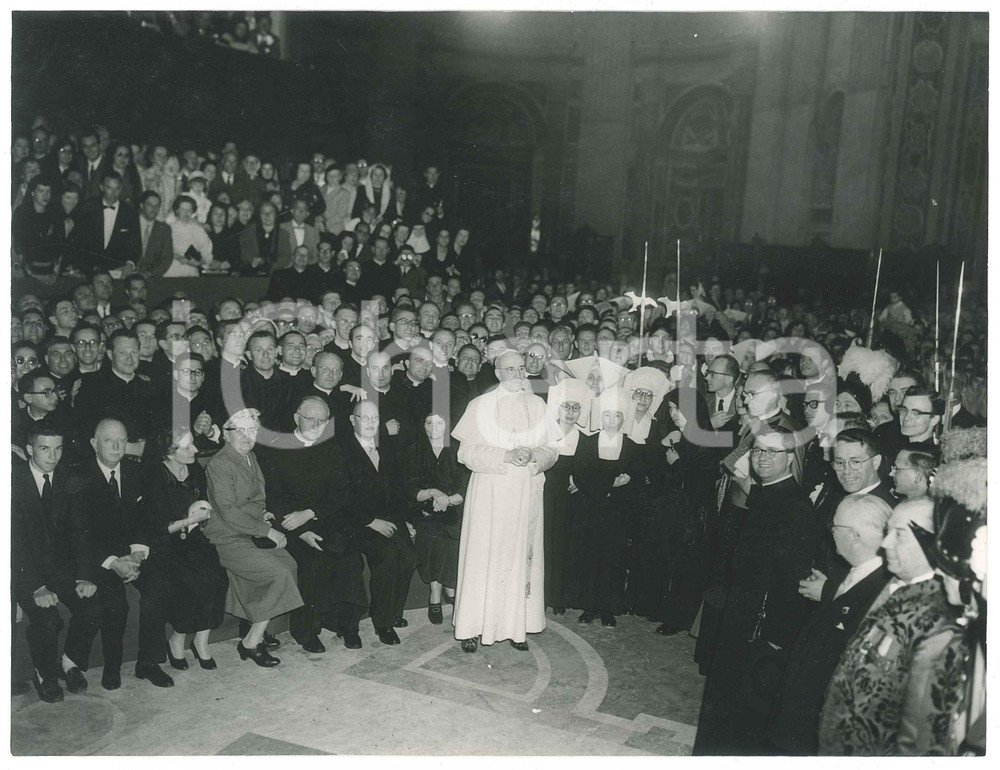 1957 ROMA Papa Pio XII riceve sacerdoti e suore - Foto 22x17 cm  Fotografia d'epoca. CONDIZIONI: F (graffi superficiali) FORMATO:  22x17 cm     originale e autentica 1
