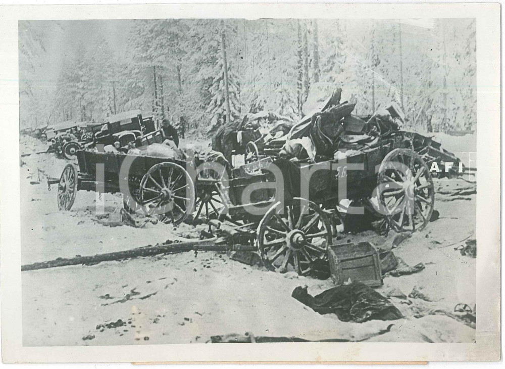 1942 WW2 CARELIA / FINLANDIA Soldati finnici con i mezzi sequestrati ai russi Fotografia originale d'epoca, con didascalia dattiloscritta al verso.CONDIZIONI: F (difetti di stampa e minime macchie di colla)FORMATO: 18x13 cm    originale e autentica 1