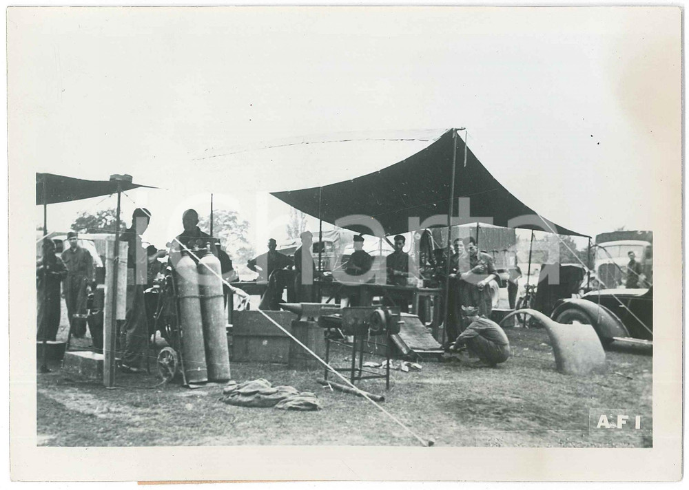 1941 WW2 GALIZIA (SPAGNA) Parco per riparazione mezzi truppe ungheresi *Foto Fotografia originale d'epoca, con didascalia dattiloscritta al verso.CONDIZIONI: F (difetti di stampa e alone al lato destro)FORMATO: 18x13 cm    originale e autentica 1