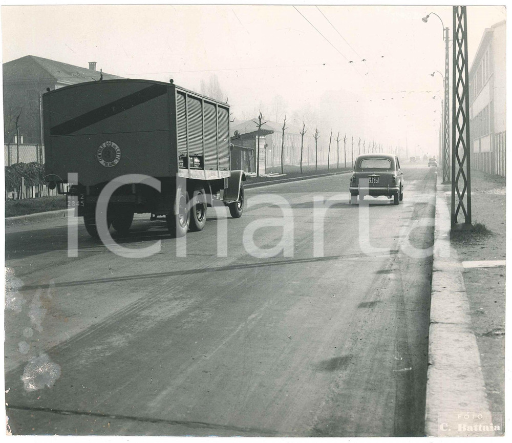 1965 ca MILANO Veduta urbana - Viale con camion CENTRALE DEL LATTE - Foto 20x17  Fotografia d'epoca. FOTOGRAFO: Celso Battaia - MilanoCONDIZIONI: VP (danni evidenti da umidt&agrave; al lato sinistro) FORMATO: 20x17 cm     originale e autentica 1