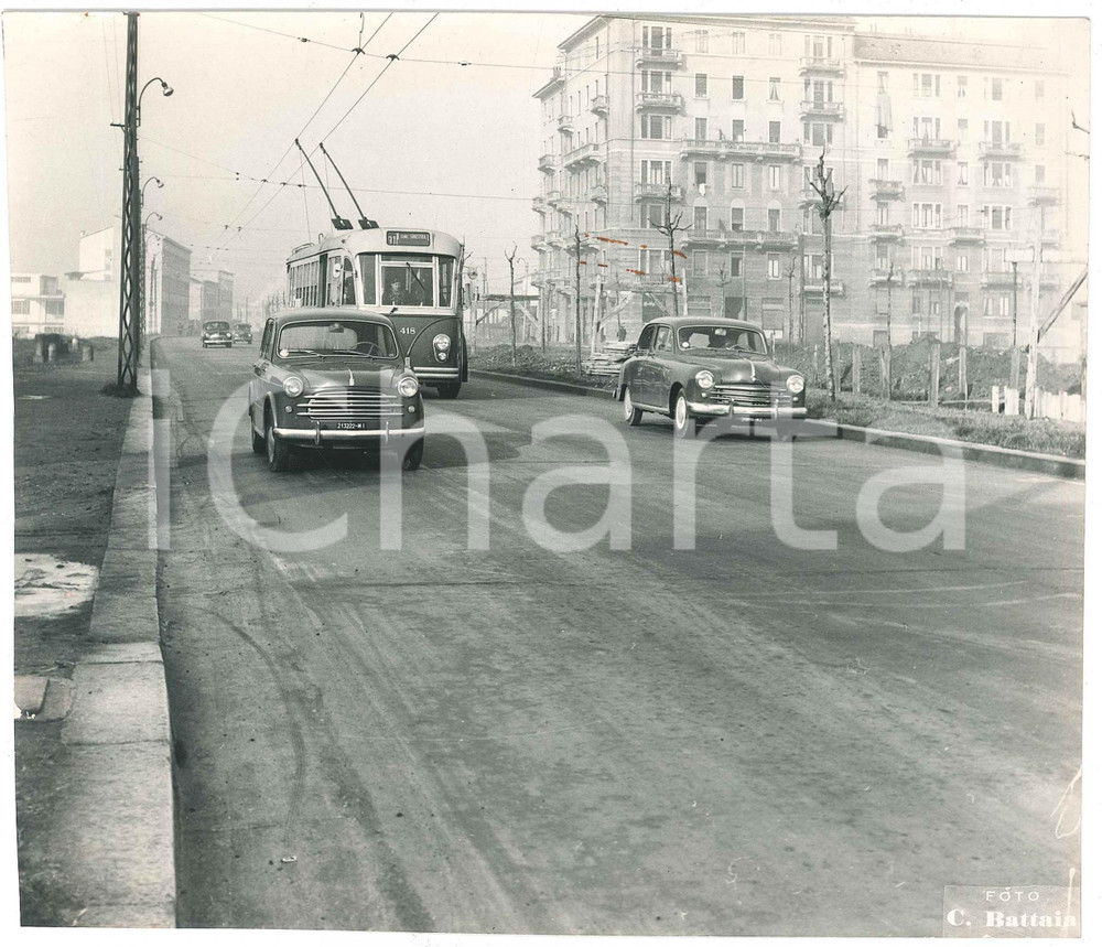 1965 ca MILANO Veduta urbana - Viale con linea 91 filobus - Foto VINTAGE 20x17  Fotografia d'epoca. FOTOGRAFO: Celso Battaia - MilanoCONDIZIONI: F (difetti di stampa e piccola abrasione al lato sinistro) FORMATO: 20x17 cm     originale e autentica 1
