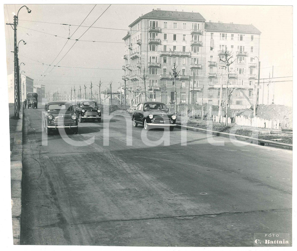 1965 ca MILANO Veduta urbana - Viale con auto utilitarie - Foto VINTAGE 20x17 cm  Fotografia d'epoca. FOTOGRAFO: Celso Battaia - MilanoCONDIZIONI: F (difetti di stampa) FORMATO: 20x17 cm     originale e autentica 1