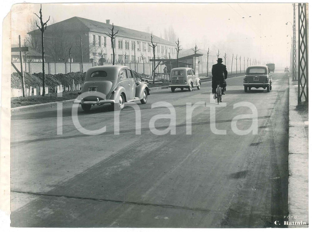 1965 ca MILANO Veduta urbana - Viale con automobili e ciclista Foto DANNEGGIATA  Fotografia d'epoca. FOTOGRAFO: Celso Battaia - MilanoCONDIZIONI: VP (danni da umidt&agrave; all'angolo superiore sinistro e abrasioni) FORMATO: 24x18 cm   originale e autentica 1