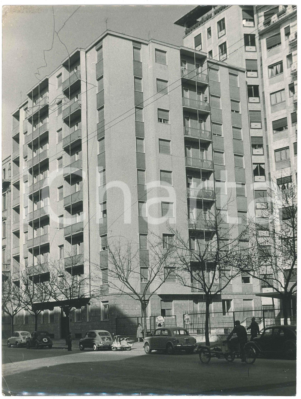 1950 ca MILANO Veduta urbana - Condomini - Servizio VESPA - Foto 18x24  cm  Fotografia d'epoca. CONDIZIONI: P (piegature angolari; bruniture al lato superiore) FORMATO: 18x24 cm     originale e autentica 1