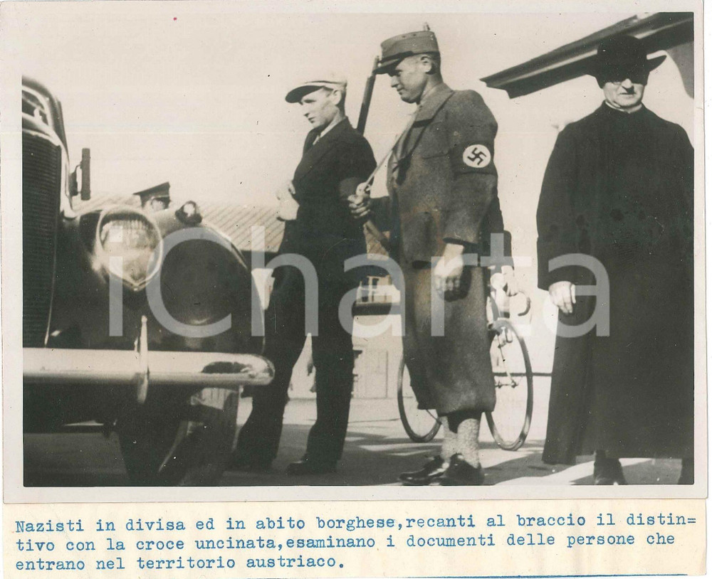 1938 AUSTRIA Nazisti esaminano i documenti alla frontiera - Foto 18x13 cm Fotografia originale d'epoca, con didascalia dattiloscritta al recto e al verso.CONDIZIONI: F (lievi macchie in trasparenza)FORMATO: 18x13 cm    originale e autentica 1