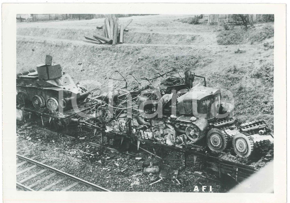 1941 WW2 BUCAREST (ROMANIA) Treno sovietico bombardato - Foto 18x13 cm Fotografia originale d'epoca, con didascalia dattiloscritta al verso.CONDIZIONI: F (lieve piegatura angolare)FORMATO: 18x13 cm    originale e autentica 1