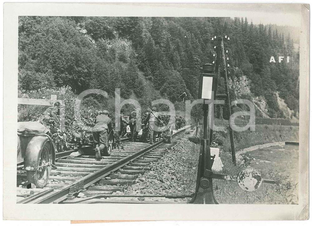 1941 WW2 UNGHERIA Avanzamento fanteria lungo linea ferroviaria *Foto 18x13 cm Fotografia originale d'epoca, con didascalia dattiloscritta.CONDIZIONI: F (piegature angolari e minime bruniture)FORMATO: 18x13 cm    originale e autentica 1