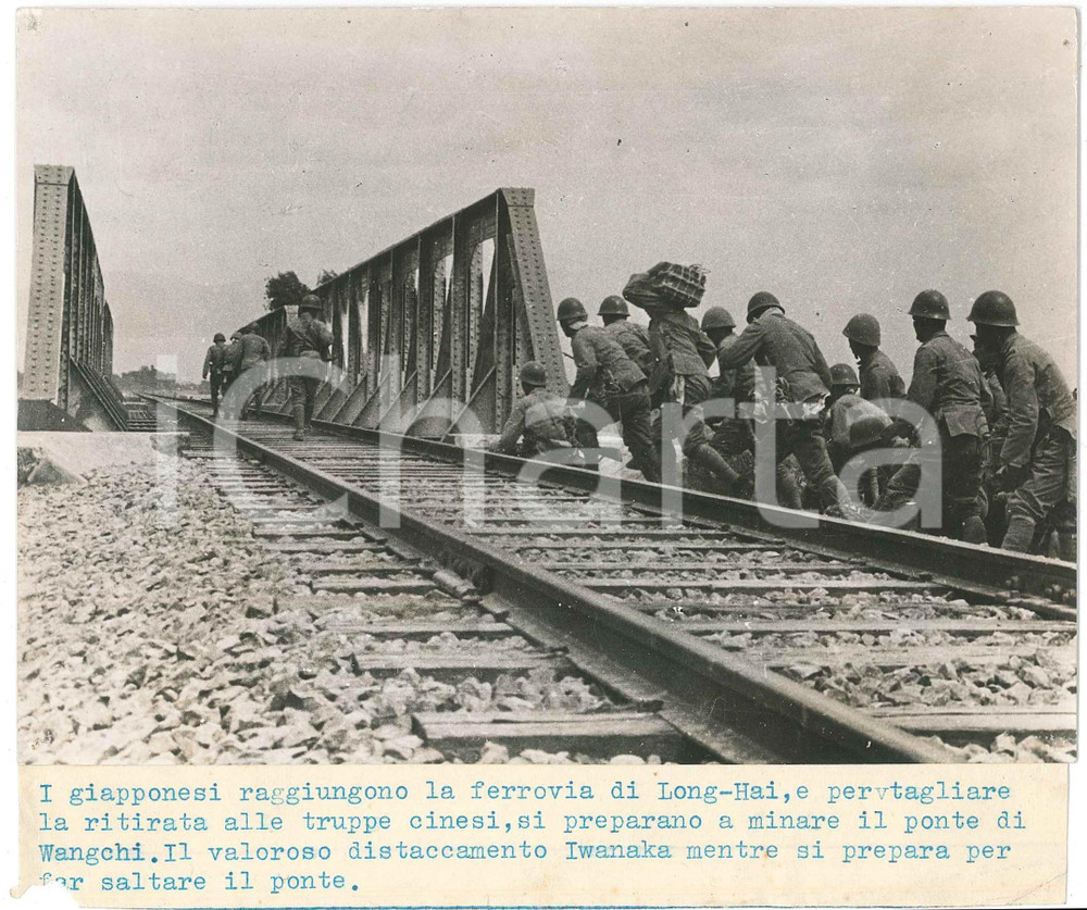 1938 2^ GUERRA SINO-GIAPPONESE - LONG HAI - Giapponesi minano la ferrovia - Foto Fotografia originale d'epoca, con didascalia dattiloscritta.CONDIZIONI: P (fori di affissione angolari; difetti di stampa)FORMATO: 18x13 cm    originale e autentica 1
