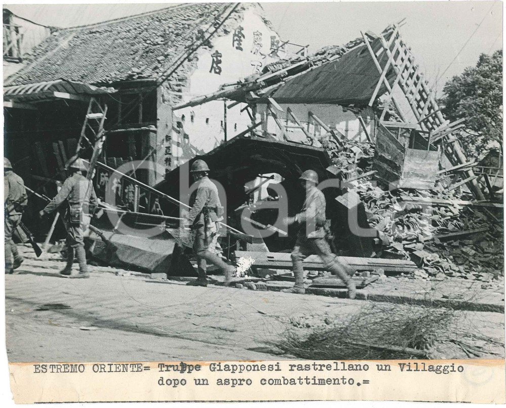1940 ca 2^ GUERRA SINO-GIAPPONESE - Giapponesi rastrellano un villaggio - Foto Fotografia originale d'epoca, con didascalia dattiloscritta.CONDIZIONI: P (fori di affissione angolari; difetto di stampa al centro)FORMATO: 18x13 cm    originale e autentica 1