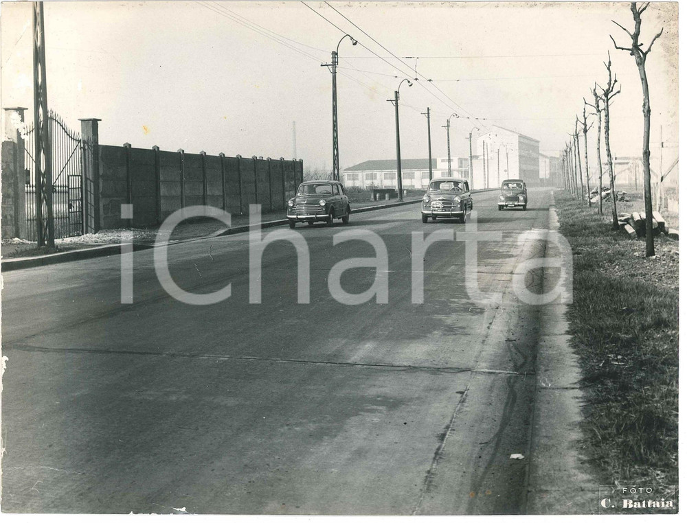 1965 ca MILANO Veduta urbana - Viale con FIAT 600 - Foto 24x18 cm  Fotografia d'epoca. FOTOGRAFO: Celso Battaia - MilanoCONDIZIONI: P (piegature marginali, danni da umidt&agrave; ai lati; piccole abrasioni al lato inferiore) FORMATO: 24x18 cm     originale e autentica 1