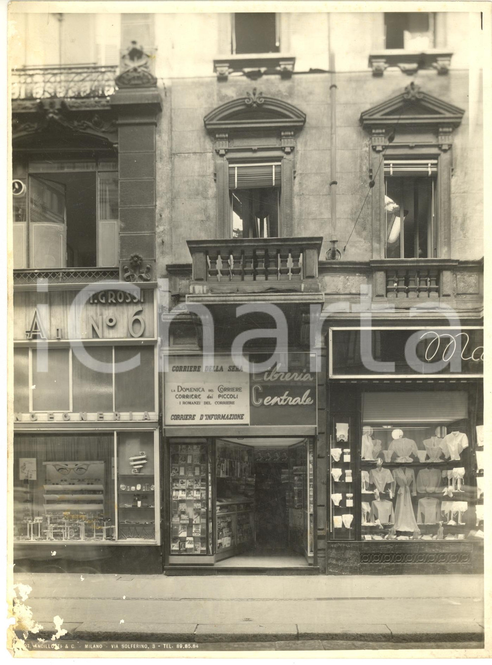 1950 ca MILANO Veduta urbana - Libreria Centrale e Ottica T. GROSSI - Foto  Fotografia d'epoca. CONDIZIONI: VP (piegature angolari; abrasioni e piccole mancanze all'angolo inferiore destro) FORMATO: 18x24 cm     originale e autentica 1