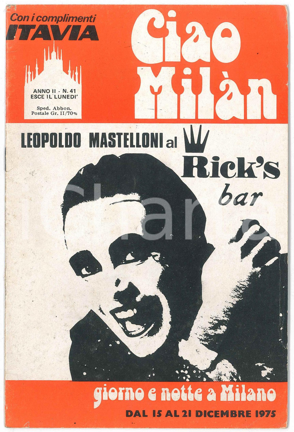 1975 CIAO MILÃ€N - Leopoldo MASTELLONI al Rick's bar - Rivista n. 41 Rivista settimanale di informazione milanese, illustrata, b/n.Anno II - n. 41Giorno e notte a Milano dal 15 al 21 dicembre 1975. FAIR/discreto Piccole piegature angolari in copertina e lievi tracce di umiditÃ  al lato sinistro Formato: 21x14 originale e autentica 1