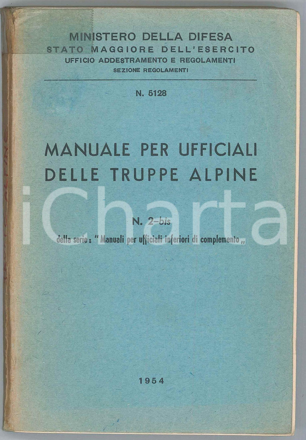 1959 MANUALE PER UFFICIALI DELLE TRUPPE ALPINE Manuale n.2 bis Pubblicazione d'epoca. EDITORE: Ministero della Difesa - Ufficio addestramento e regolamentiCOLLANA: Manuali per ufficiali di complementoPAGINE: 288 POOR/danneggiato Macchie e piegature in quarta di copertina, maldestra riparazione con nastro adesivo al dorso Formato: 12x18 cm originale e autentica 1