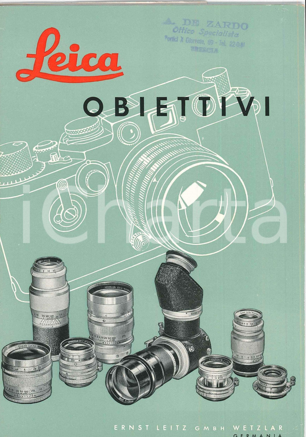 1956 BRESCIA Ottico DE ZARDO - Obiettivi LEICA Catalogo illustrato Pubblicazione d'epoca, illustrata.Con timbro in copertina dell'Ottico De Zardo di Brescia. Inserto di alcuni volantini Leica attaccati con del nastro adesivo tra le pagine del catalogo.PAGINE: 33 POOR/danneggiato Estesa abrasione al margine destro della quarta di copertina, gualciture e segni d'usura Formato: 15x21 cm originale e autentica 1