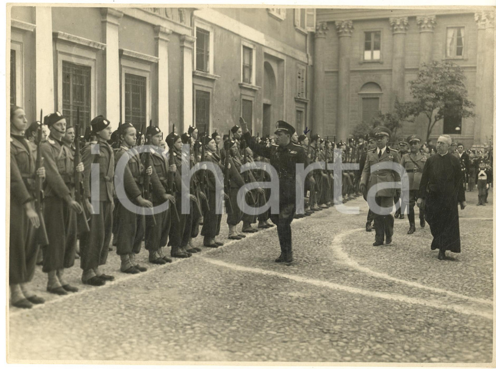 1940 ca BRESCIA PNF Gerarchi passano in rivista avanguardisti - Parroco - Foto  Fotografia d'epoca.FOTOGRAFO: Cesare Allegri - Brescia  GOOD/buono  Formato: 24x18 cm originale e autentica 1