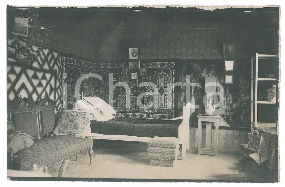 1905 ca ERITREA ITALIANA - Stanza da letto coloniale - Foto 14x9 cm  Fotografia d'epoca. FAIR/discreto difetti di stampa; piccolo strappo al lato superiore Formato: 14x9 cm originale e autentica 1