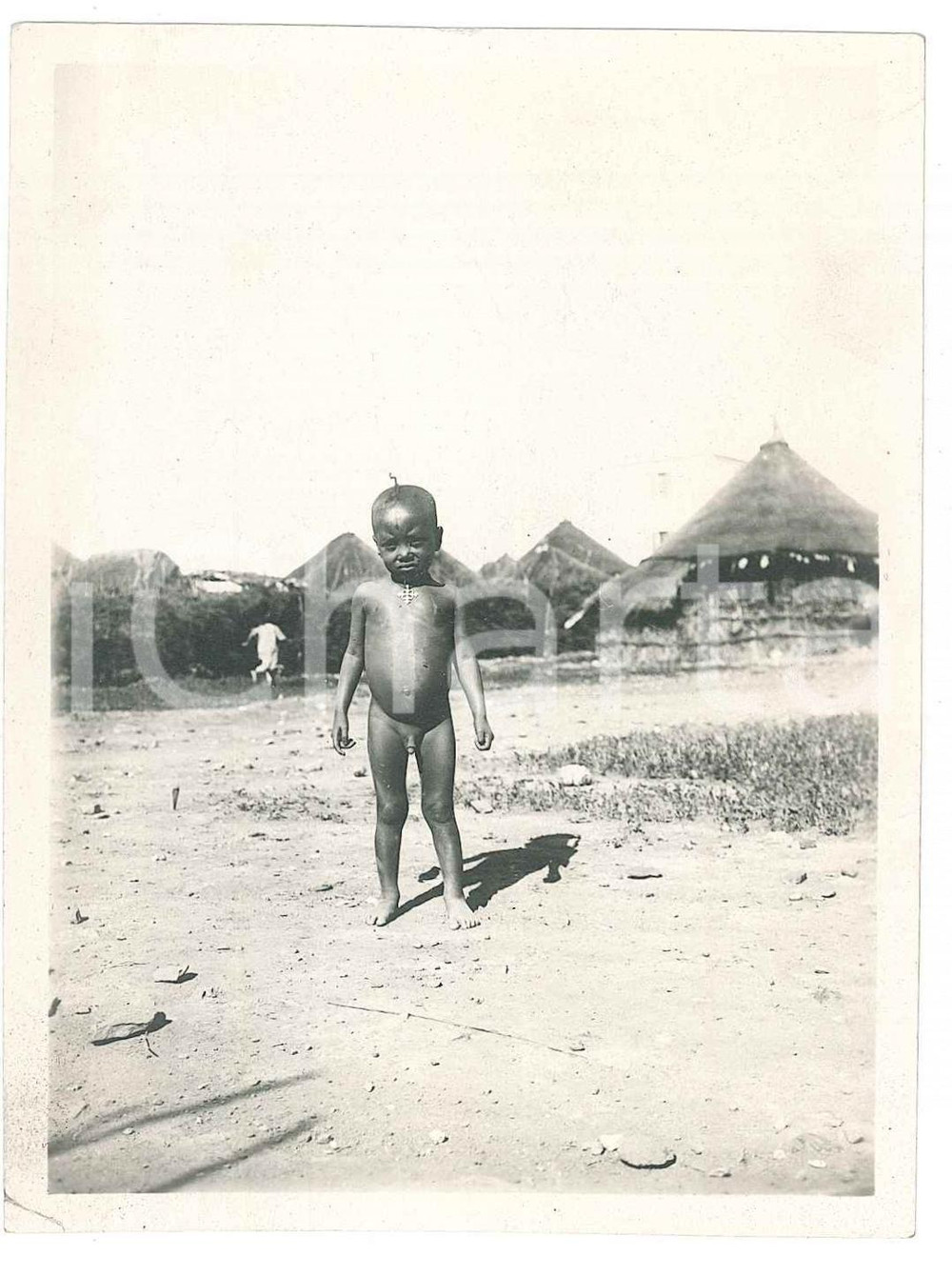 1910 ca ERITREA ITALIANA - Area di ASMARA - Bambino in un villaggio *Foto 9x12  Fotografia d'epoca. FAIR/discreto piccola piegatura angolare Formato: 9x12 cm originale e autentica 1