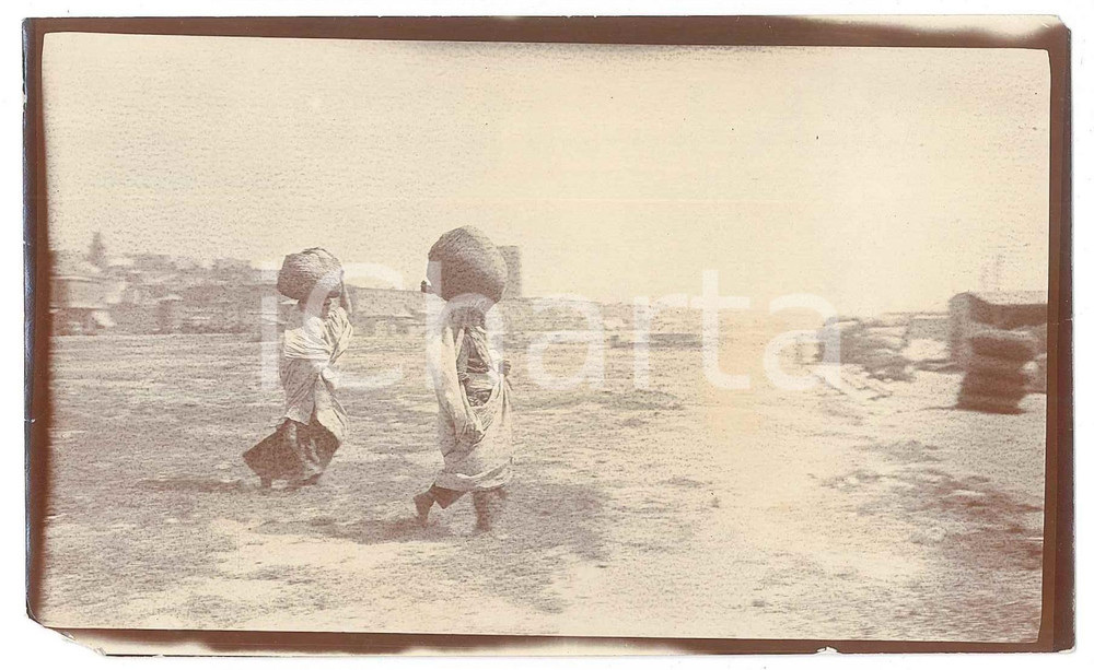1905 INDIA - COSTUMI - Donne trasportano ceste sulla testa - Foto VINTAGE 15x9  Fotografia d'epoca. POOR/danneggiato mancanza angolare Formato: 15x9 cm originale e autentica 1