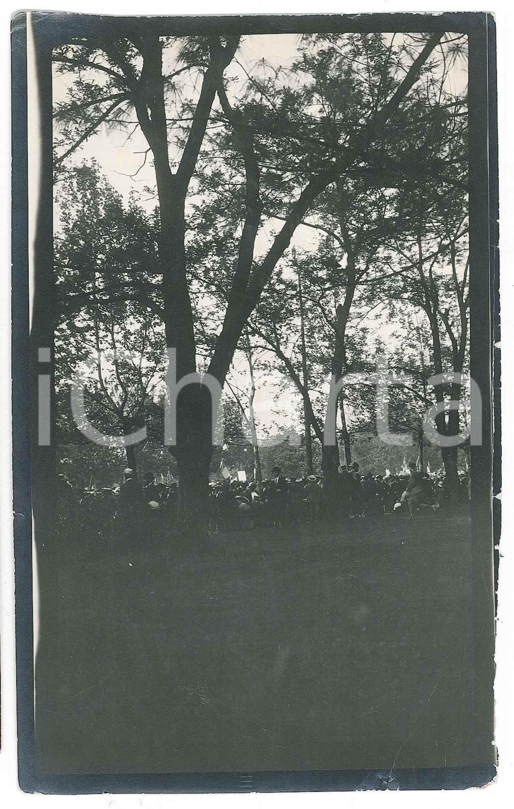 1915 ca ITALIA - Evento in un parco urbano - Foto VINTAGE 9x15 cm  Fotografia d'epoca. POOR/danneggiato piegatura al lato inferiore Formato: 9x15 cm originale e autentica 1