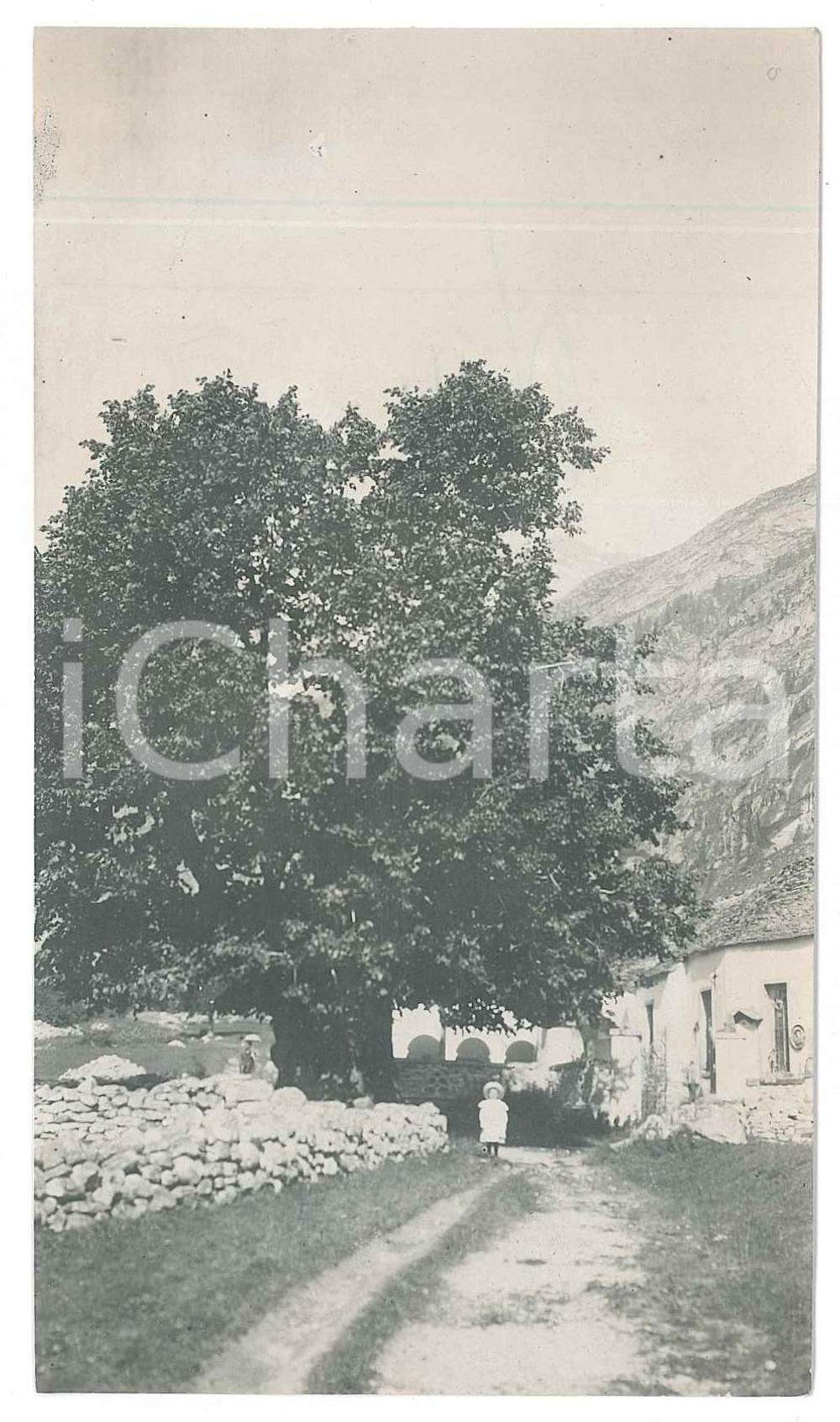 1905 MACUGNAGA (VCO) Bambina in paese - Foto VINTAGE 8x14 cm  Fotografia d'epoca. GOOD/buono  Formato: 8x14 cm originale e autentica 1