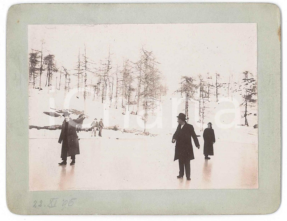 1896 ITALIA - COSTUMI - Pattinaggio su lago ghiacciato - Foto 13x10 cm  Fotografia d'epoca, su cartoncino rigido. GOOD/buono  Formato: 13x10 cm originale e autentica 1