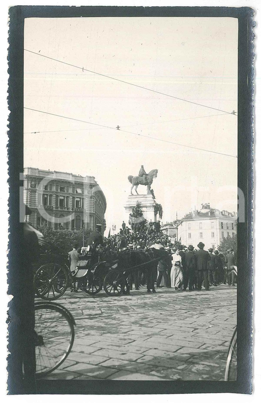 1910 ca MILANO Largo CAIROLI - Evento - Foto ANIMATISSIMA folla carrozze 9x15 cm  Fotografia d'epoca, con didascalia manoscritta al verso. GOOD/buono  Formato: 9x15 cm originale e autentica 1