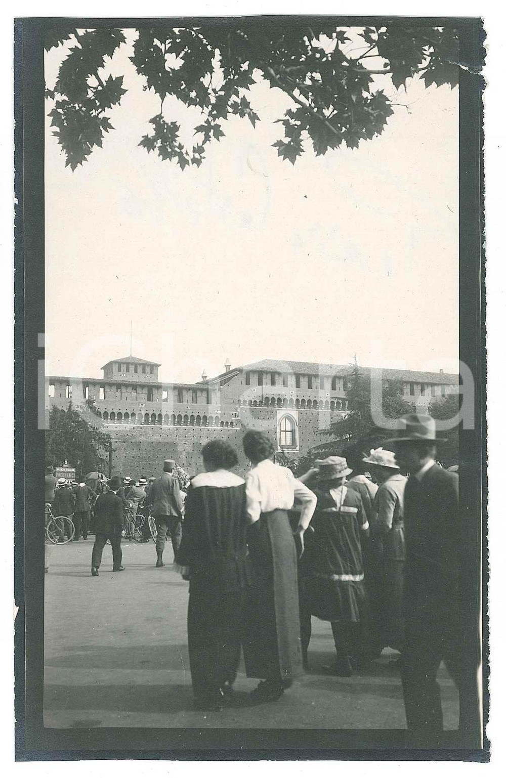1910 ca MILANO Evento al Castello Sforzesco - Foto ANIMATA 9x15 cm  Fotografia d'epoca, con didascalia manoscritta al verso. FAIR/discreto piccolo strappo al lato destro Formato: 9x15 cm originale e autentica 1