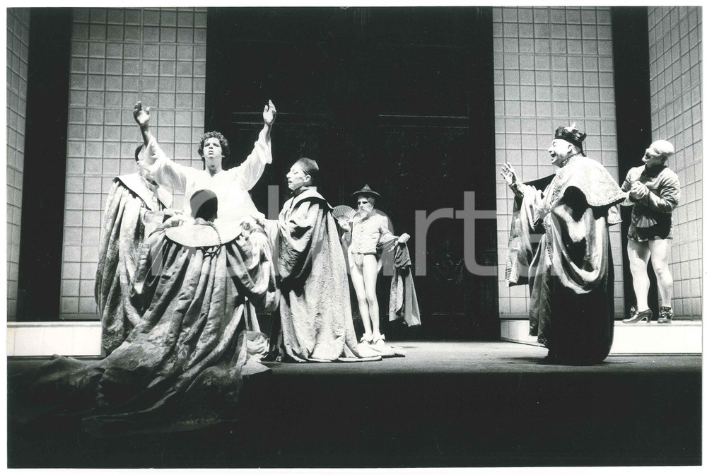 1981 VENEZIA ERT TEATRO "Turandot" - Regia Giancarlo COBELLI - Andrea CAVATORTA  Fotografia originale, con timbro del fotografo al verso.FOTOGRAFO: Luigi Ciminaghi - Milano GOOD/buono  Formato: 30x20 cm originale e autentica 1