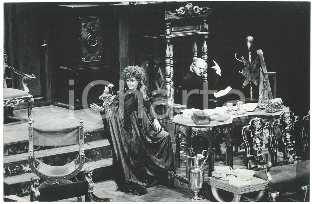 1974 ROMA TEATRO - MOLIERE "Tartufo" - Francesca BENEDETTI Ferruccio DE CERESA  Fotografia originale, con didascalia al verso. FAIR/discreto piegatura angolari Formato: 30x20 cm originale e autentica 1