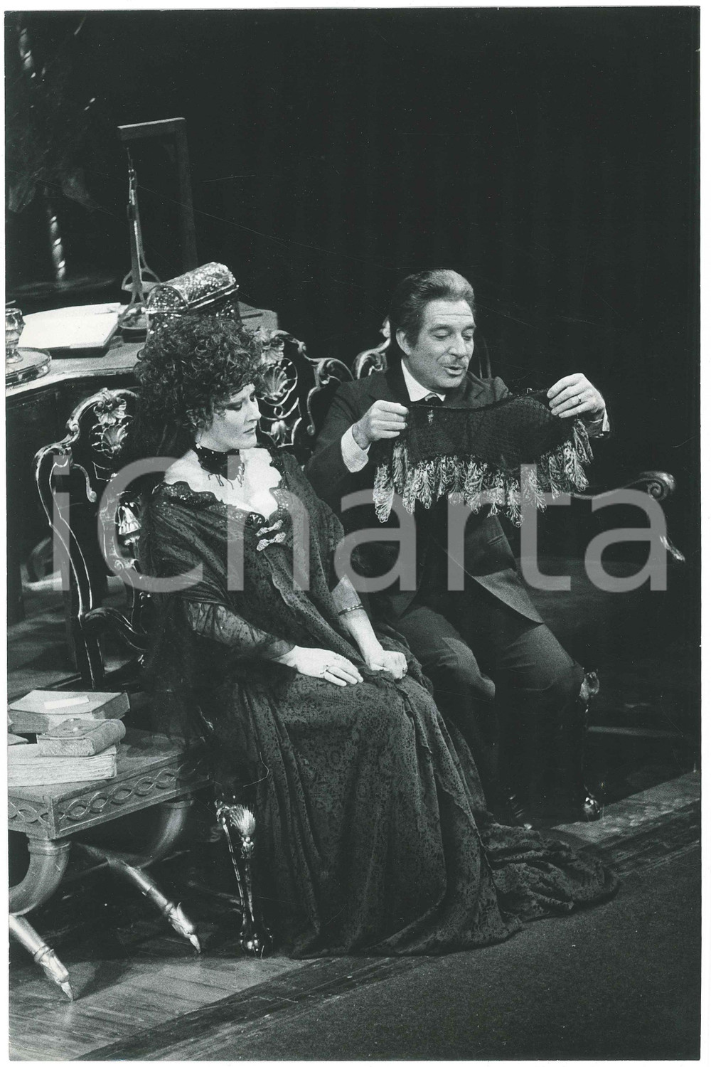 1974 ROMA TEATRO - MOLIERE "Tartufo" - Francesca BENEDETTI Ugo TOGNAZZI  Fotografia originale, con didascalia al verso. FAIR/discreto piegature angolari Formato: 20x30 cm originale e autentica 1