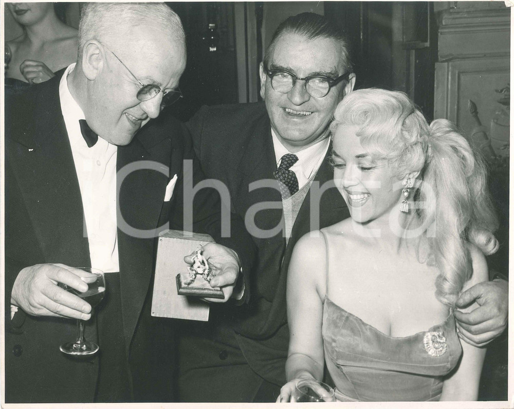 1962 LONDON Jack HILTON e Rosalina NERI a una serata - Foto 25x20 cm  Fotografia originale, con didascalia e timbro del fotografo al verso. GOOD/buono minime smussature angolari Formato: 25x20 cm originale e autentica 1