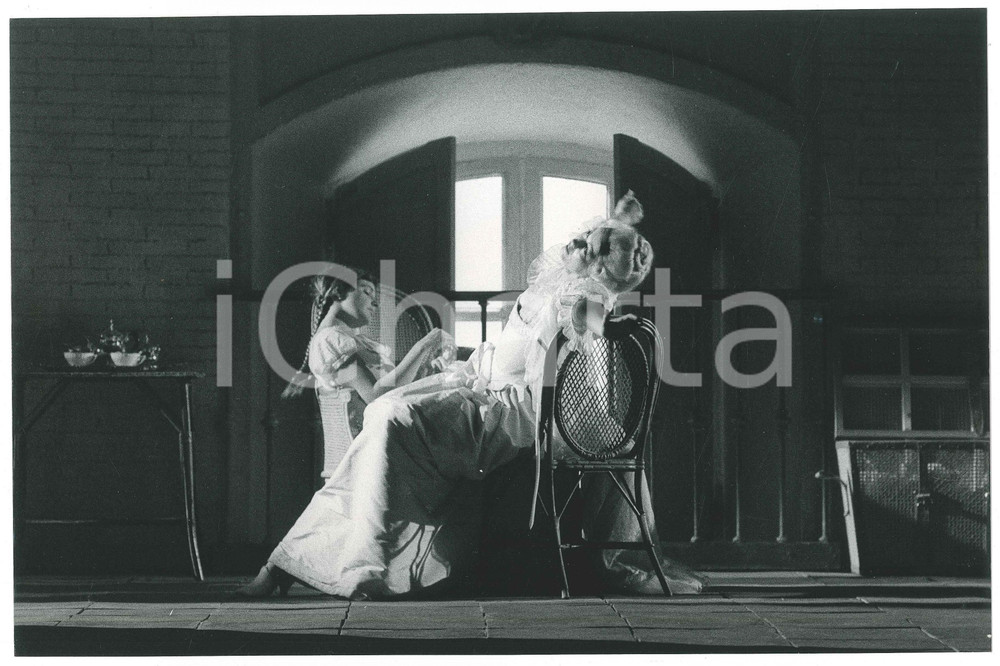1983 MILANO TEATRO Pamela VILLORESI in "Minna Von Barnhelm" - Regia STREHLER  Fotografia originale, con didascalia e timbro del fotografo al verso.FOTOGRAFO: Luigi Ciminaghi - Milano FAIR/discreto vasto residuo cartaceo al verso Formato: 30x20 cm originale e autentica 1